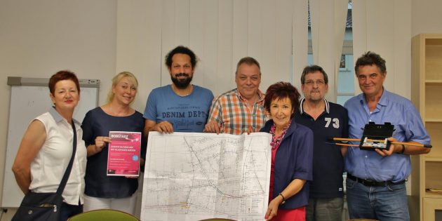 Die Telekom wird in Bobstadt in Teilen der Frankensteinstraße Glasfaseranschlüsse bis ins Haus legen – bei Anträgen bis zum 30. Juni 2018 können die 44 Bestandskunden fast 800 Euro Anschlussgebühren sparen. Im Bild: Vom Ortsbeirat Ursula Cornelius (links) und Ralf Hergesell (2. von rechts), Bürgermeisterin Barbara Schader, von der Telekom (von links) Simone Remdisch, Simon Prinz, Michael Gude und Hans Howorka. Foto: Hannelore Nowacki