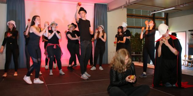 Was ein Apfel nicht alles bewirken kann? Das Leben hinter den sieben Bergen ist nicht viel anders als anderswo. Foto: Hannelore Nowacki
