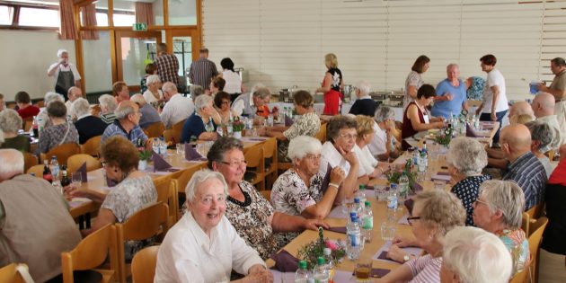 Sich bei Tisch angeregt zu unterhalten gehörte auch bei der Jubiläumsfeier zum 50-jährigen Bestehen des Seniorennachmittags der Martin-Luther-Gemeinde dazu. Foto: Hannelore Nowacki