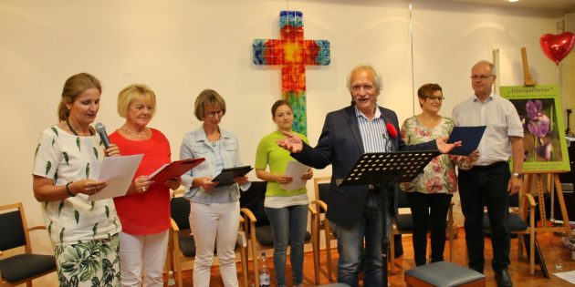 „Lesen mit Herz“ endete fröhlich mit dem Stück der Comedian Harmonists „Mein kleiner grüner Kaktus“, das in gesprochener Form vom Publikum begeistert aufgenommen wurde. Im Bild (von links): Rita Lausecker, Renate Gayer, Monika Barmann, Johanna Tausch, Helmut  Kaupe, verdeckt Christa Kilian, Gabi Winkler und Siegfried Gebhardt. Foto: Hannelore Nowacki