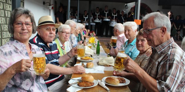 Im Hof der Gemeinde wurde kräftig gefeiert. Foto: Eva Wiegand