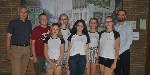 Freuen sich auf zahlreiche Bewerber zur Jugendbeiratswahl: Bürgermeister Gottfried Störmer, die engagierten Mitglieder Philip Karb, Leonie Luft, Melina Kugler, Theodora Nikolakopoulou, Helen Diehlmann und Sarah Engelhardt sowie Marcel Getrost (Jugendförderung; v.l.). Foto: Benjamin Kloos