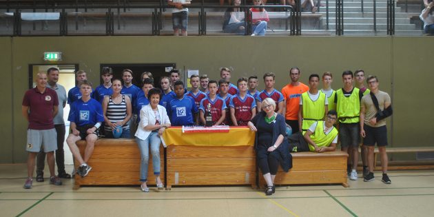 Die Teilnehmer des 2. Riedbowl: Die EKS Bulldogs, LGL Galaxy und die ADS Padres mit EKS-Schulleiterin Stephanie Dekker, Bürgermeisterin Barbara Schader und Bernd Fengel von den Bürstadt Redskins. Foto: oh