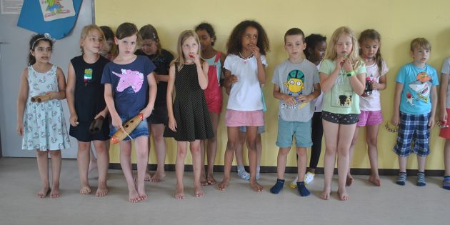 Konzentriert und mit Begeisterung trugen die Teilnehmer des Projektes „Ein Anfang mit Singen und Instrument” der Goethe- und Musikschule ein einstudiertes Lied vor. Foto: Benjamin Kloos