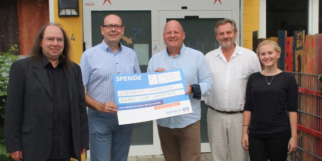Der Kiwanis-Vorstand überreichte 500 Euro an die Lebenshilfe. Von links:  Bernhard Conrad, Günther Baus, Peter Liepolt, Anton Schugschdinis und Sarah Hübner. Foto: Eva Wiegand