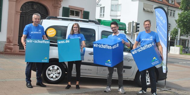 Der Freiwilligentag der Metropolregion findet in diesem Jahr am 15. September statt – gemeinsam mit Selma Rapek (2.v.l.) und Roderick Haas (2.v.r.) vom Freiwilligentag gaben Bürgermeister Gottfried Störmer (l.) und Dirk Eichenauer (r.) den Startschuss für Lampertheim. Foto: Benjamin Kloos