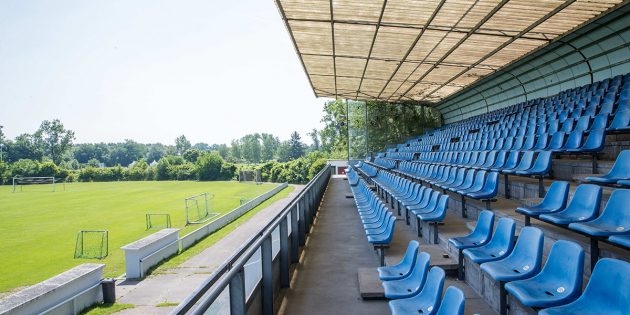 Die Tribüne im Robert-Kölsch-Stadion soll weichen – sehr zur Enttäuschung des VfR Bürstadt. Foto: oh