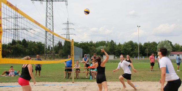 Beachvolleyball ist Freizeitvergnügen und olympische Disziplin, auf jeden Fall eine sportliche Herausforderung, die von den acht Mannschaften des 8. Beachvolleyball-Turniers der Jungen Union mit Spielfreude und Einsatz angenommen wurde. Foto: Hannelore Nowacki
