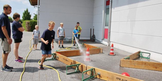 Auf dem Parcours spritzten die Kinder den roten Ball geschickt ins Ziel. Foto: Hannelore Nowacki