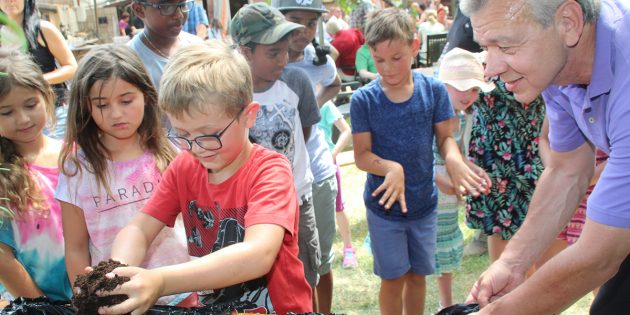 Bei der Eröffnung der Ferienspiele im AZ Vogelpark pflanzten die Kinder gemeinsam mit Bürgermeister Gottfried Störmer Tomaten und Kräuter. Foto: Eva Wiegand