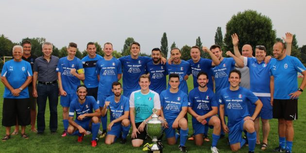 Die Siegermannschaft Azzurri Lampertheim mit Vertretern des Gastgebers FC Olympia Lampertheim und Bürgermeister Gottfried Störmer. Foto: Hannelore Nowacki