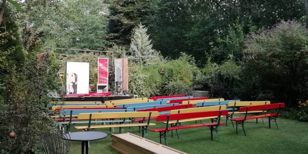 Die Bühne ist bereits aufgebaut, heute Abend findet die erste von zwei Aufführungen des  „Theater Carnivore” in der Waldgalerie statt. Foto: oh