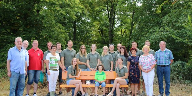 Riedrode hat jetzt auch eine gespendete Sitzbank, deren Einweihung am Kerwemontag in großer Runde mit der Sitzbankgruppe, Bürgermeisterin Barbara Schader und der Kerwecrew gefeiert wurde. Foto: Hannelore Nowacki
