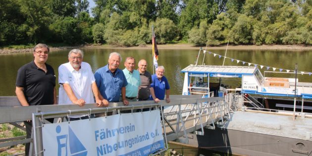 Aus Anlass der 10-jährigen Partnerschaft des Fährvereins Nibelungenland mit den Stadtwerken Eberbach fand diese Fahrt auf dem Altrhein und Rhein bis nach Worms und zurück zum Alten Hafen in Lampertheim statt. Im Bild (von links): Günter Haag, Werner Reuters, Otto Edinger, Wilhelm Müßig, Markus Böhm und Dieter Goll. Foto: Hannelore Nowacki