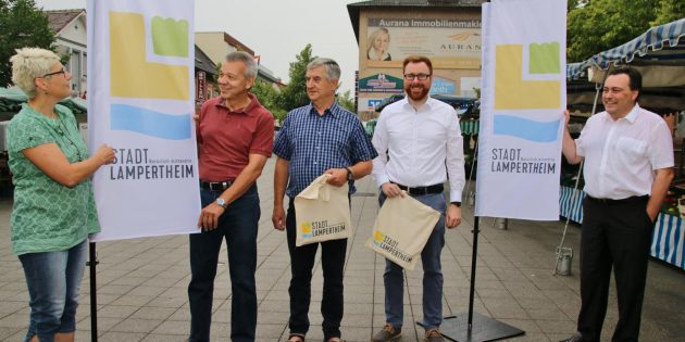 Auf dem Schillerplatz wurde das neue Logo am Samstagmorgen vorgestellt. Im Bild (von links): Eva Größler, Bürgermeister Gottfried Störmer, Gottlieb Ohl, Christian Pfeiffer und Santo Umberti. Foto: Hannelore Nowacki