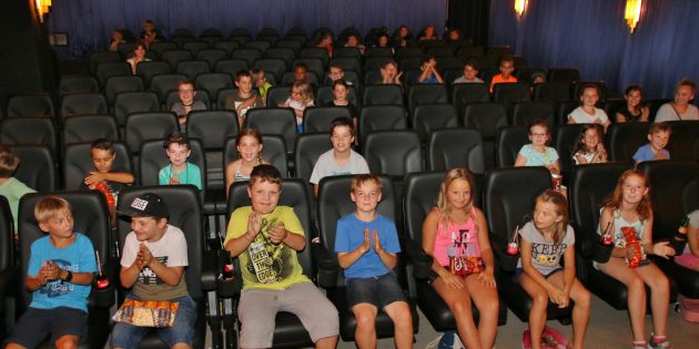 Draußen Sommerhitze und gleißendes Sonnenlicht, im Kino gedämpfte Beleuchtung und ein  angenehmes Klima. Die Kinder freuten sich auf ihren Überraschungsfilm. Foto: Hannelore Nowacki