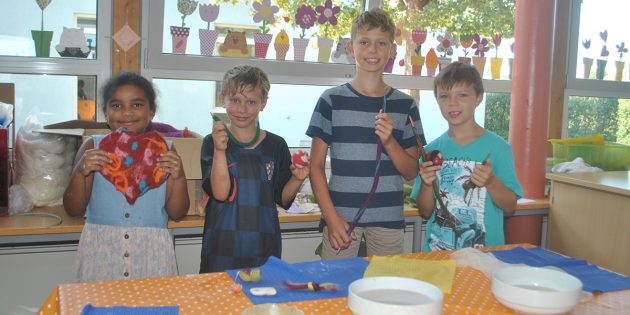 Ob Stiftehalter, Jonglierbälle oder Herzen – die Kreativität der Kinder kannte beim Filzen keine Grenzen. Foto: Benjamin Kloos