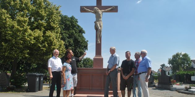 Dank der Bürgerstiftung Bürstadt erstrahlt das Kreuz auf dem Friedhof in Bürstadt wieder in neuem Glanz. Foto: Benjamin Kloos