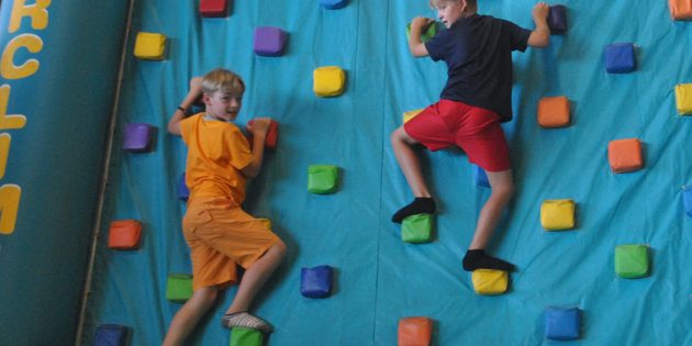 An der Kletterwand ging es für die Ferienspielkinder in Biblis hoch hinauf. Foto: Benjamin Kloos