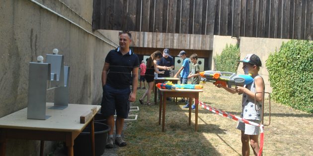 Sorgte bei den Ferienspielen, die beim Schützenverein 1923 Huberts zu Gast waren, für Begeisterung: Das Zielschießen mit Wasserpistolen. Foto: Benjamin Kloos