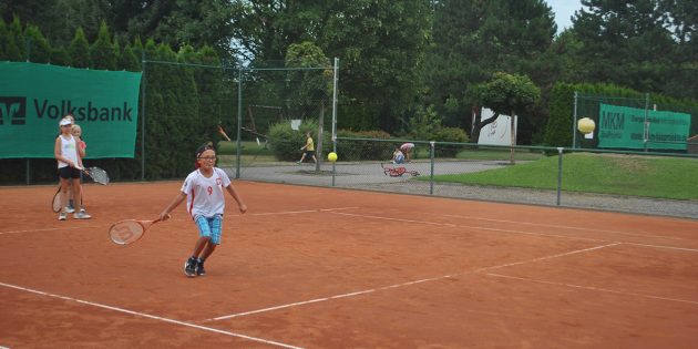 Viel Spaß und Freude mit der gelben Filzkugel
