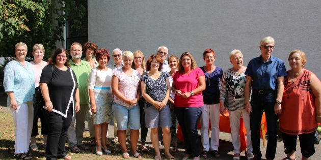 Zum Empfang der neuen Leiterin Daniela Rentzsch (5. von rechts) waren zahlreiche Besucher mit offiziellem Auftrag und Mitglieder von kirchlichen und politischen Gremien gekommen. Foto: Hannelore Nowacki