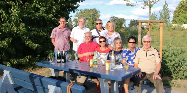 In der Bobstädter Chausseeallee ist die Sitzgruppe mit Tisch  zum Verweilen hinzugekommen, eine Sitzbank wurde schon vor einem Jahr aufgestellt. Im Bild (von hinten links) die Sitzbankgruppe (Bernd Deckenbach, Friedolf Jötten, Peter Hölzel, Renate Gayer und Frank Gumbel) mit Baumspenderin Ursula Cornelius und Sitzbankspender Rudi Pumm mit Ehefrau Roswitha. Ingrid Schich-Kiefer (2. von rechts) für die Caritas und  Günter Schwering (Alten- und Pflegeheim St. Elisabeth) teilen sich die Mitarbeit in der Sitzbankgruppe. Foto: Hannelore Nowacki