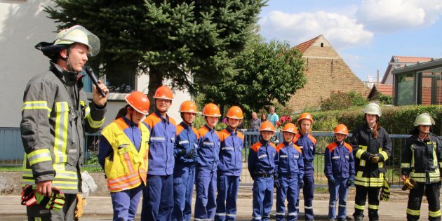 Nach erfolgreicher Löschübung stellte Jugendwart Marcel Otwarko die neunköpfige Jugendfeuerwehr Wattenheim mit Stellvertreterin Fee Neumann und Betreuerin Julia Wetzel vor. Foto: Hannelore Nowacki