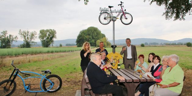 Dank der Spende des Vereins „Pro Hüttenfeld“ können Fahrradfahrer und natürlich auch Fußgänger, wie ausdrücklich betont wurde, an dieser schönen Stelle eine Rast einlegen. Foto: Hannelore Nowacki
