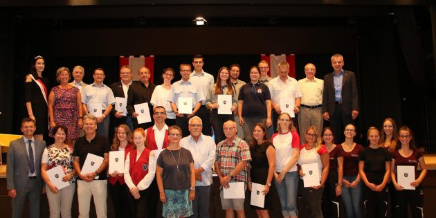 In der Hans-Pfeiffer-Halle war zur Verleihung der Vereinsförderpreise für das Jahr 2017 ein unterhaltsames Programm geboten, anschließend hatte die Stadt Lampertheim zu einem Umtrunk eingeladen. Foto: Hannelore Nowacki