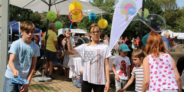Seifenblasen und viele andere Aktivitäten begeisterten die Kinder aller Altersgruppen. Foto: Hannelore Nowacki