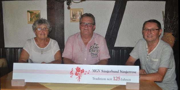 Freuen sich auf das 125. Jubiläum des MGV Sängerbund-Sängerrose: Schriftführerin Gritta Wegner, der 1. Vorsitzende Reiner Müller und der 2. Vorsitzende Klaus Jenner (v.l.). Foto: Benjamin Kloos
