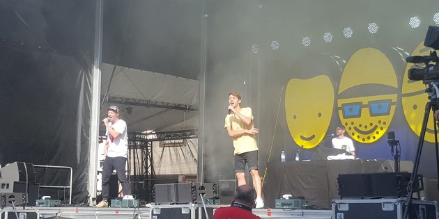 Begeisterten am Sonntag das junge Publikum auf dem Marktplatz und mit ihrer Hommage „Deine Mudder” auch alle anwesenden Mütter: Die Band „Deine Freunde”. Foto: Benjamin Kloos