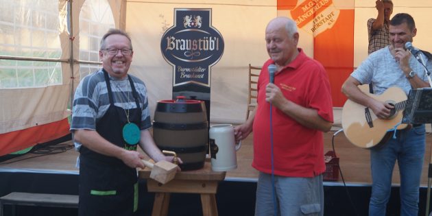 Horst Bechtloff (l.), der „Schoode" des Vereins aus 2017, gemeinsam mit dem Vereinsvorsitzenden Roland Gündling beim Fassbieranstich, dem traditionellen Auftakt der Veranstaltung. Foto: Sigrid Samson