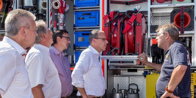 18.08.2018 Lampertheim 
 

Innenminister Peter Beuth besucht Lampertheim -
Um 15.00 Uhr übergibt er einen Bescheid an die Stadt Lampertheim für die Erweiterung des Feuerwehrhauses (Freiwillige Feuerwehr Lampertheim, Feuerwache, Florianstraße 4, Lampertheim).
gottfried Störmer, Norbert Schmitt, Alexander Bauer, Peter Beuth, Andreas Rosenberg