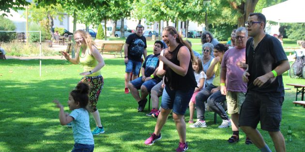 Beim Sommerfest des Behindertenbeirats gab es ein buntes Programm. Neben einem Trommel-Workshop hatten die Organisatoren unter anderem auch einen Tanz-Workshop im Angebot. Foto: Eva Wiegand