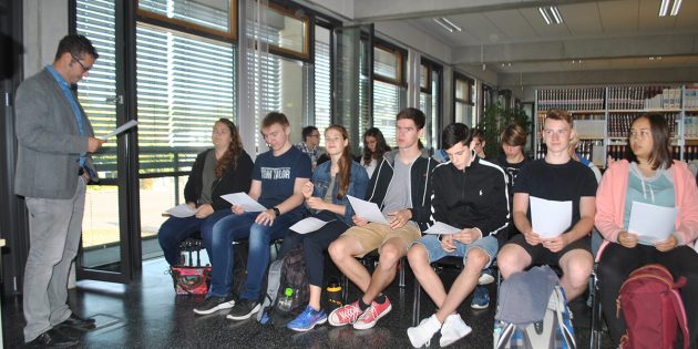 Lehrer Marco Knecht (l.) stimmte die Teilnehmer des diesjährigen MINT-Camps in der Bibliothek des LGL auf die kommenden Tage ein. Foto: Benjamin Kloos