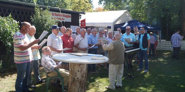 Traditionell sorgten am Sonntagmorgen die Chöre des MGV 1840 Lampertheim und des MGV Sängerbund/Sängerrose 1893/1898 mit ihren Liedbeiträgen für Unterhaltung der Gäste des Pappelfestes bei den Naturfreunden und beim Odenwaldclub. Foto: Sigrid Samson