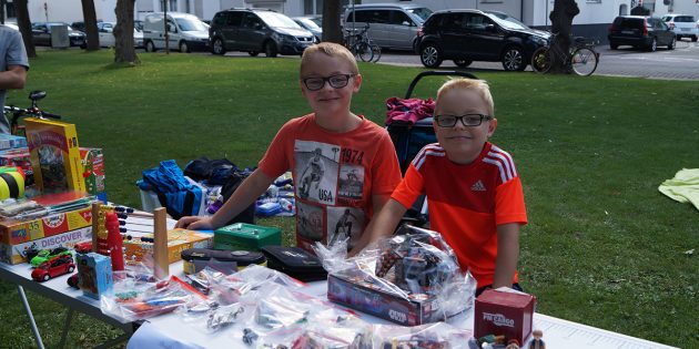 Tim (l.) und Luca Gerhardt, 10 und 8 Jahre alt, freuten sich darüber, dass sie einiges an Lego und Spielzeug-Autos verkaufen konnten. Foto: Sigrid Samson