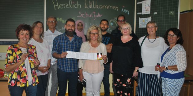 Setzen sich für einen gelungenen Integrationsprozess ein: Die Integrationslotsen der Stadt Bürstadt, die Stadtverwaltung, die Schulen und das Lernmobil Viernheim e.V.. Foto: Benjamin Kloos