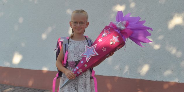 Strahlende Augen gab es am Dienstag bei vielen Erstklässlern anlässlich des Schulstarts – so auch bei Alisia, die sich auf die Pestalozzischule freut. Foto: Benjamin Kloos
