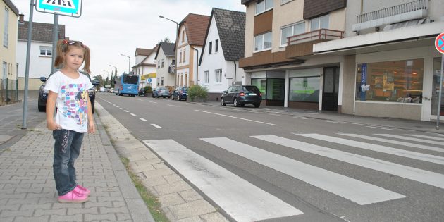 Die fünfjährige Alexa macht alles richtig: Sie benutzt auf dem Weg zur Kita den Zebrastreifen und wartet, bis die Autofahrer angehalten haben. Leider wird der Zebrastreifen jedoch von vielen Verkehrsteilnehmern ignoriert – eine echte Gefahr für Fußgänger und besonders für Kinder. Foto: Benjamin Kloos