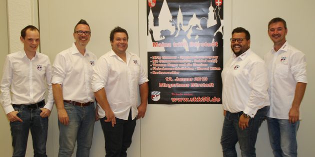 Der Vorverkauf für „Mainz trifft Bürstadt“ läuft. Simon Rohel, Michael Morweiser Daniel Althapp, Marcel Kilian und Markus Heiser freuen sich schon auf die engagierten Stimmungskanonen, die das Bürgerhaus am 12. Januar 2019 zum Kochen bringen werden. Foto: Eva Wiegand