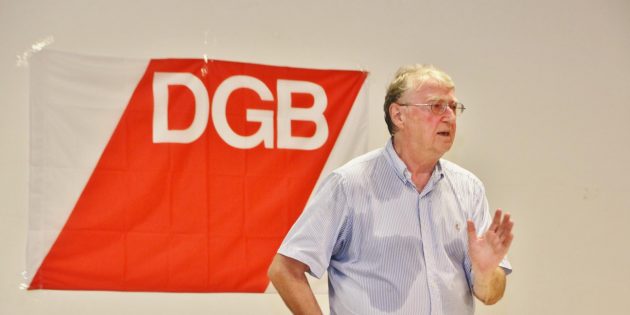 Professor Frank Deppe deutete das Thema „50 Jahre 68er“ als Politikwissenschaftler und Zeitzeuge – mit großem Durchhaltevermögen bei saunagleichem Klima im großen Saal der Zehntscheune. Foto: Hannelore Nowacki
