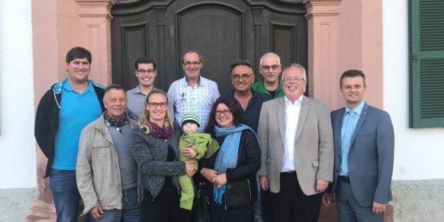 Bei insgesamt 13 Vereinen und Organisationen gab es strahlende Gesichter, als Sportcoach Marius Schmidt am die Zuwendungsbescheide überreichte. Foto: oh