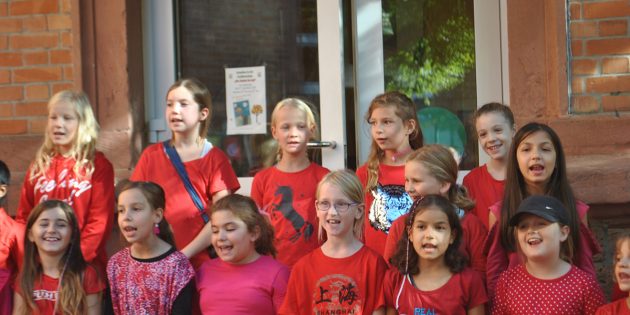 Mit dem Lied „Der Herbst, der Herbst, der Herbst ist da begrüßte der Chor der Schillerschule die zahlreichen Besucher des Schulfestes. Foto: Benjamin Kloos
