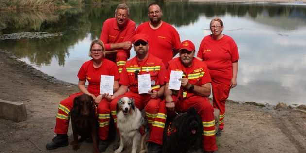 Bei der Wasserortungsprüfung der DLRG erfolgreich: Sarah Hoth mit Hund Neo, Markus Litters mit Hund Sandy und Werner Schuster mit Hund Huncut. Foto: oh