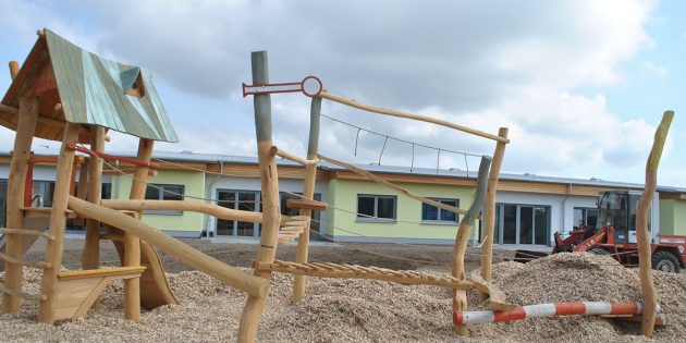 Das Klettergerüst mit Anlehnung an das Gleisdreieck steht bereits und auch im Innern tut sich schon etwas: Am Montag zogen die ersten Kinder in die neue Kita „Farbenfroh” in der Ringstraße ein, am Dienstag wurde diese offiziell vorgestellt. Foto: Benjamin Kloos