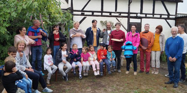 Die Kinder der inklusiven Kita Schwalbennest erfreuten die Gäste mit ihren lustigen Mitmachspielen am Sonntag im Garten des Ateliers Richter. Foto: Sigrid Samson