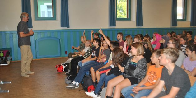 Interessiert und engagiert diskutierten die Schüler der 7. Klassen der Alfred-Delp-Realschule mit Mitsch Schulz (l.) von realtimecomic über die unterschiedlichen Formen von Gewalt. Foto: Benjamin Kloos